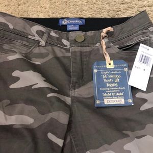 NWT camo jeggings